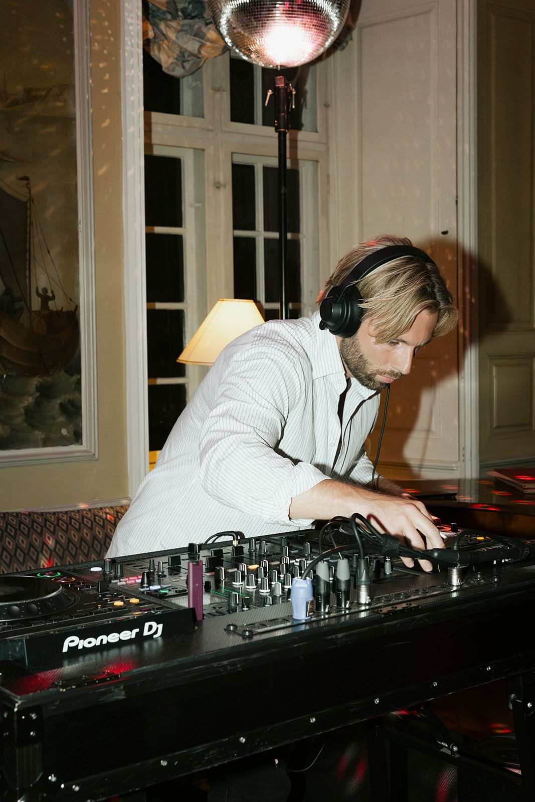 DJ Vejlgaard at a wedding under a disco ball